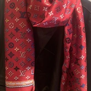Gorgeous 100% LV logo silk high-end designer scarf